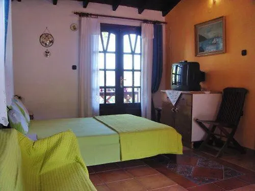 Christeluda * Neos Marmaras